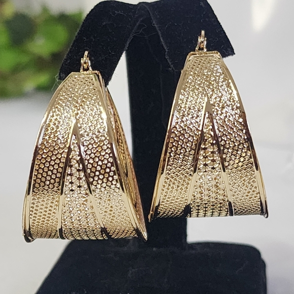 Unique Tricolor Gold Mesh Basket Purse Style Earrings - Picture 5 of 10